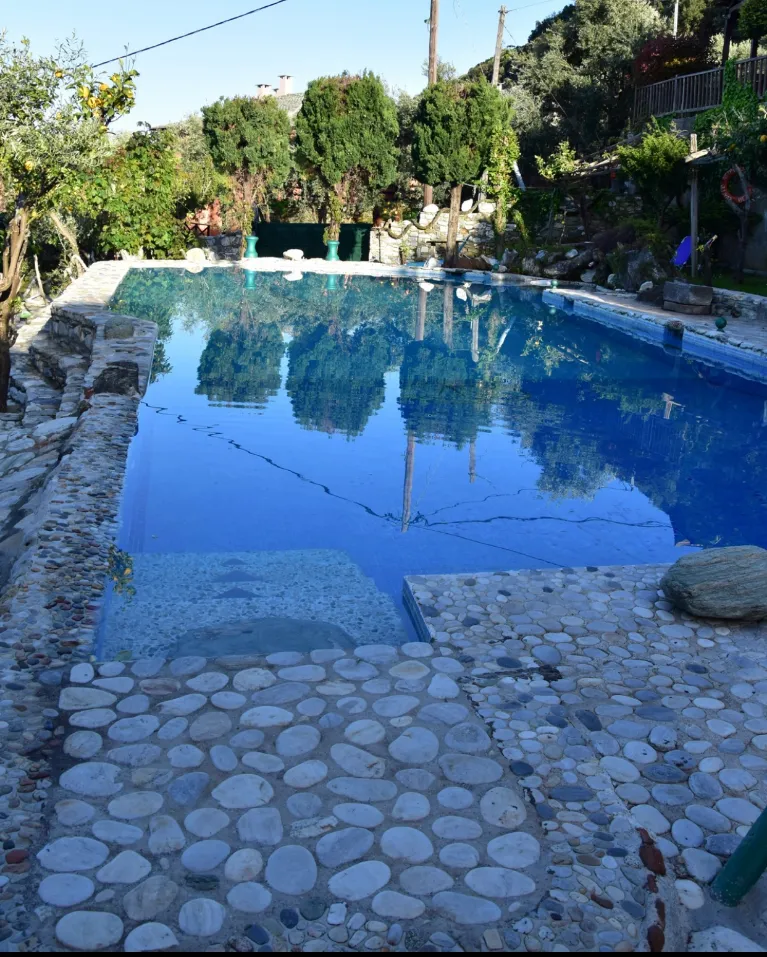 pool-damouchari2